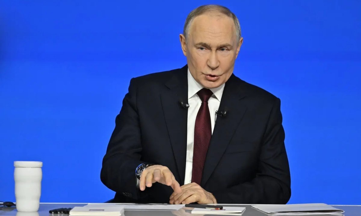 रूसी राष्ट्रपति व्लादिमीर पुतिन की ऐतिहासिक प्रेस कॉन्फ्रेंस में आए 20 लाख सवाल। जानें युद्ध, अर्थव्यवस्था और वैश्विक राजनीति पर पुतिन के बड़े बयान और इस कार्यक्रम की मुख्य बातें।