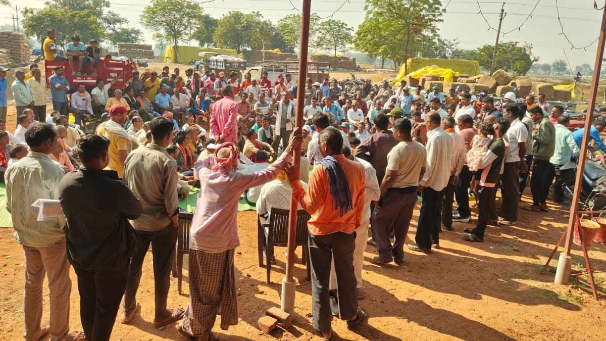 छत्तीसगढ़ के लोहरसी धान खरीदी केंद्र में किसानों ने नमी के नाम पर प्रति बोरी 1 किलो तक की मनमानी कटौती के खिलाफ विरोध प्रदर्शन किया। किसानों ने धांधली का आरोप लगाते हुए प्रशासन से तत्काल कार्रवाई की मांग की।
