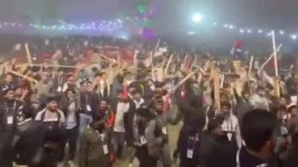 बांग्लादेश में कट्टरपंथियों का तांडव: रॉक स्टार जेम्स के कॉन्सर्ट में मचा बवाल, भीड़ ने की तोड़फोड़