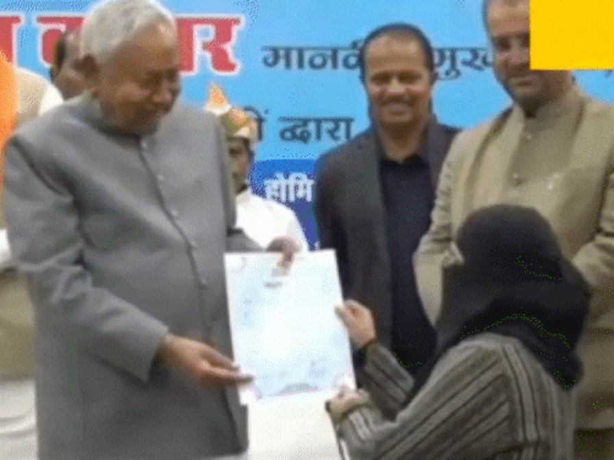 रांची के अल्बर्ट एक्का चौक पर मुस्लिम यूथ फोरम ने बिहार के सीएम नीतीश कुमार का पुतला दहन किया। जानें हिजाब विवाद पर हो रहे इस विरोध प्रदर्शन की पूरी वजह और प्रदर्शनकारियों की मांग।