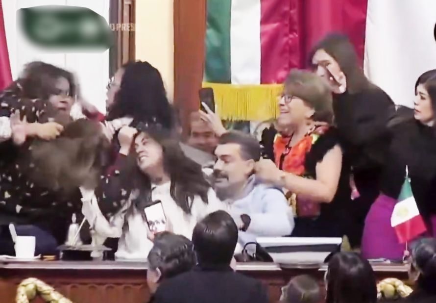 मेक्सिको की संसद में भारी हंगामा, पारदर्शिता संस्थान को भंग करने के प्रस्ताव पर आपस में भिड़े सांसद