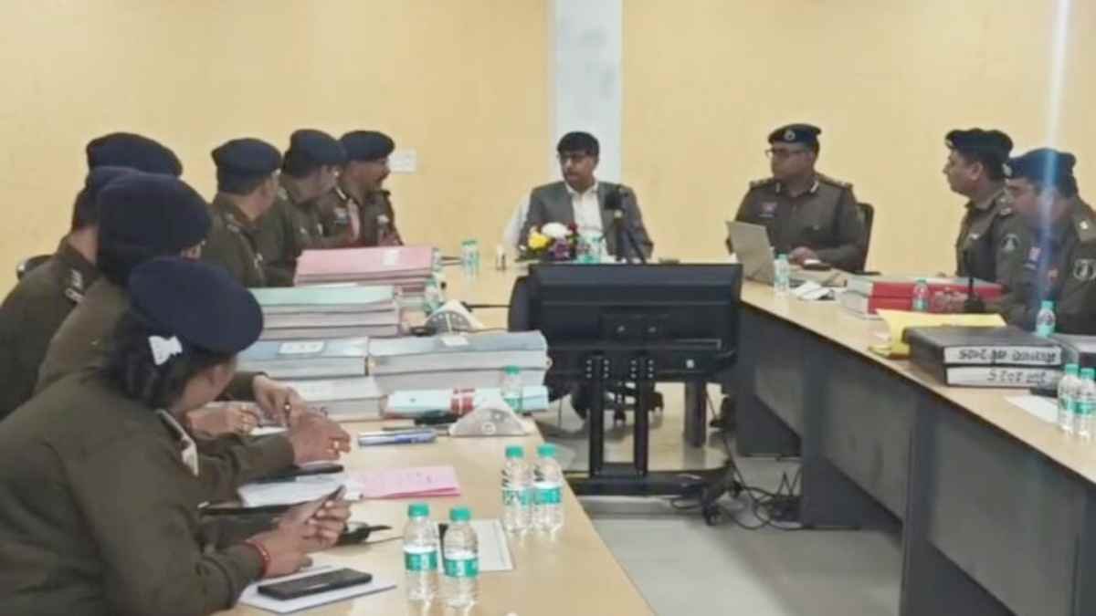 छत्तीसगढ़ के डीजीपी ने CSP और ASP की बैठक की अध्यक्षता की, जिसमें 'ऑपरेशन निश्चय' को मजबूत करने की रणनीति पर विचार किया गया। आईजी अमरेश मिश्रा ने बताया कि ड्रग्स सप्लाई रोकने में सफलता मिली है और अब थानों से पुनर्वास (रिहैब) की कार्रवाई शुरू होगी।