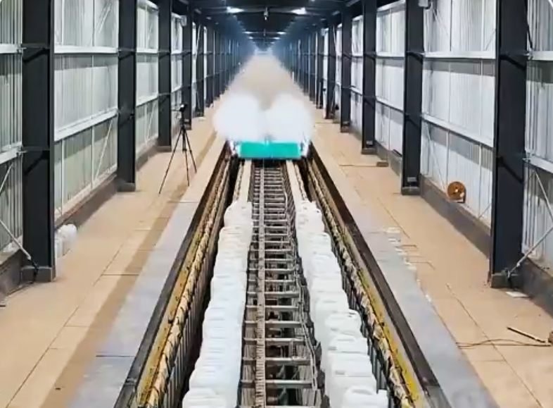 चीन की बड़ी कामयाबी: केवल 2 सेकंड में 700 km/hr की रफ्तार, हाइपरलूप ने तोड़ा जमीन पर सबसे तेज दौड़ने का रिकॉर्ड