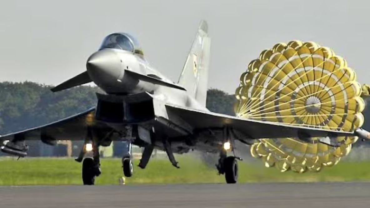 भारत ने तेजस लड़ाकू विमान के लिए स्वदेशी हाइब्रिड ब्रेक पैराशूट विकसित किया है। यह 340 किमी/घंटा की गति पर सुरक्षित लैंडिंग सुनिश्चित करेगा। जानें DRDO की इस बड़ी उपलब्धि के बारे में।