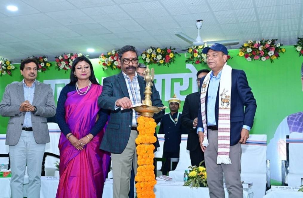 रांची में 'दिशोम गुरु शिबू सोरेन कोचिंग संस्थान' का शुभारंभ। जानें कैसे झारखंड के गरीब और मेधावी छात्र अब फ्री में UPSC और JPSC जैसी परीक्षाओं की कोचिंग पा सकेंगे।