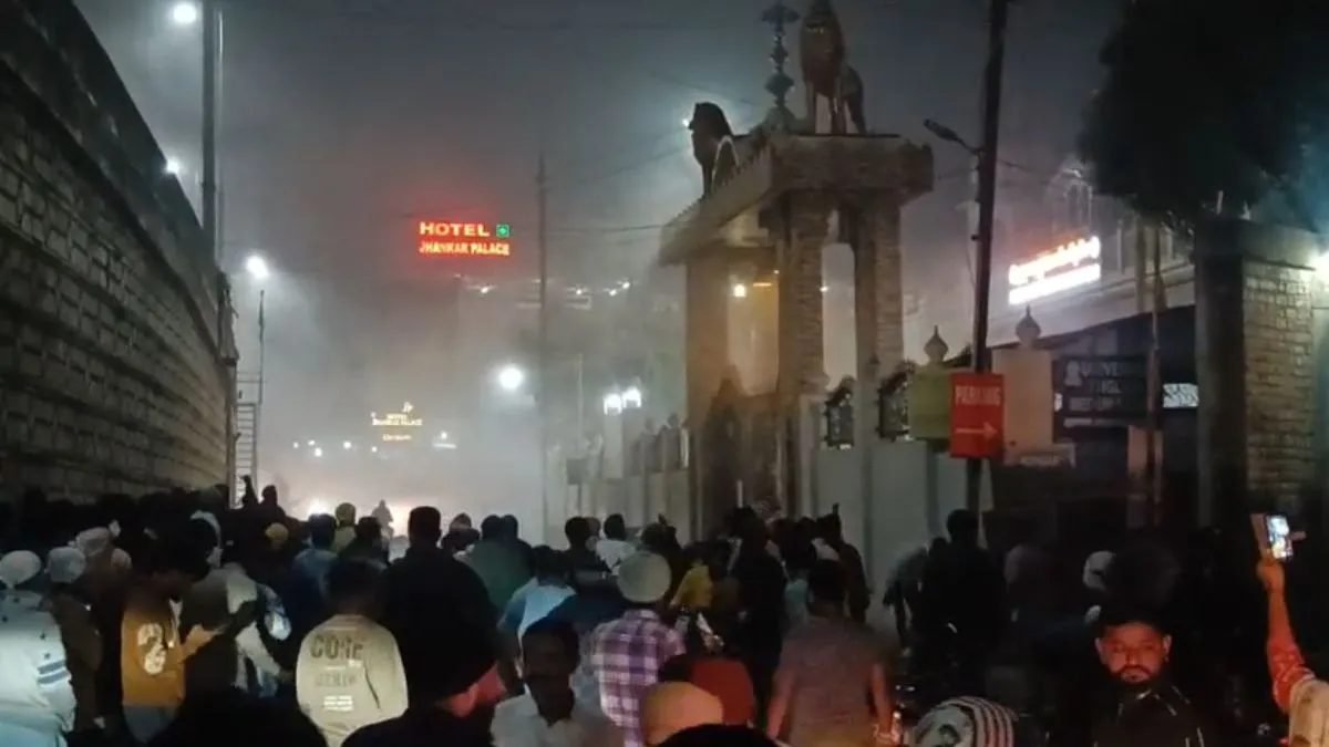 महाराष्ट्र के धुले में गुरुद्वारे की गद्दी को लेकर दो गुटों में खूनी संघर्ष। जमकर हुई पत्थरबाजी और लाठीचार्ज, देखें हिंसा का वायरल वीडियो और पुलिस की कार्रवाई।