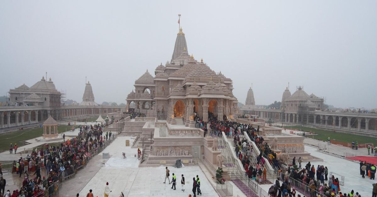 अयोध्या के श्री राम जन्मभूमि मंदिर में एक युवक द्वारा नमाज पढ़ने के प्रयास का मामला सामने आया है। सुरक्षाकर्मियों ने युवक को हिरासत में लेकर पूछताछ शुरू कर दी है। पूरी रिपोर्ट यहाँ पढ़ें।