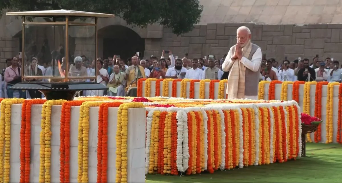 PM-Modi-Tribute-to-Mahatma-Gandhi